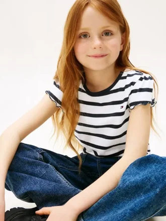 Camiseta infantil de rayas con mangas con volantes