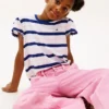 Camiseta infantil de rayas con ribete en las mangas Camiseta infantil de rayas con ribete en las mangas