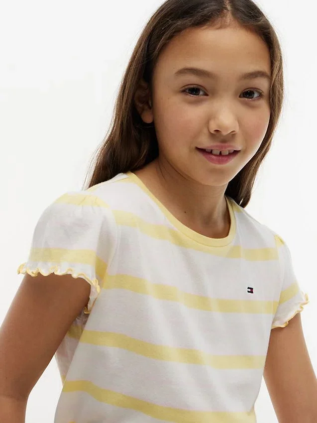 Camiseta infantil de rayas con ribete en las mangas Camiseta infantil de rayas con ribete en las mangas