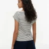 Camiseta náutica con cuello barco y botones dorados