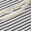 Camiseta náutica con cuello barco y botones dorados
