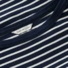 Camiseta náutica con cuello barco y botones dorados