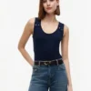 Camiseta sin mangas de corte entallado con botones dorados de estilo náutico
