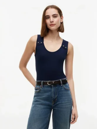 Camiseta sin mangas de corte entallado con botones dorados de estilo náutico