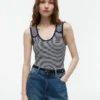 Camiseta sin mangas de corte entallado con botones dorados de estilo náutico