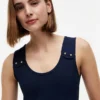 Camiseta sin mangas de corte entallado con botones dorados de estilo náutico