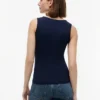 Camiseta sin mangas de corte entallado con botones dorados de estilo náutico