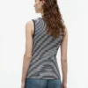 Camiseta sin mangas de corte entallado con botones dorados de estilo náutico