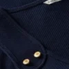 Camiseta sin mangas de corte entallado con botones dorados de estilo náutico