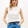 Camiseta sin mangas de cuello barco de punto acanalado y corte entallado Camiseta sin mangas de cuello barco de punto acanalado y corte entallado