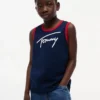 Camiseta sin mangas para niños con el logotipo de Tommy en letra cursiva