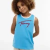 Camiseta sin mangas para niños con el logotipo de Tommy en letra cursiva