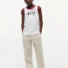 Camiseta sin mangas para niños con el logotipo de Tommy en letra cursiva