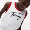 Camiseta sin mangas para niños con el logotipo de Tommy en letra cursiva