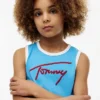 Camiseta sin mangas para niños con el logotipo de Tommy en letra cursiva