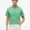 Camiseta teñida en prenda con logotipo de hoja de laurel