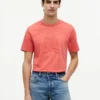 Camiseta teñida en prenda con logotipo de hoja de laurel