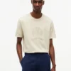 Camiseta teñida en prenda con logotipo de hoja de laurel