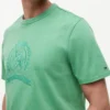 Camiseta teñida en prenda con logotipo de hoja de laurel