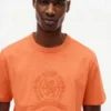 Camiseta teñida en prenda con logotipo de hoja de laurel