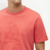 Camiseta teñida en prenda con logotipo de hoja de laurel
