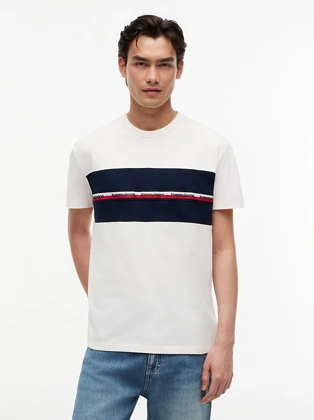 Camiseta Tommy Jeans con cinta con el logotipo característico Camiseta Tommy Jeans con cinta con el logotipo característico