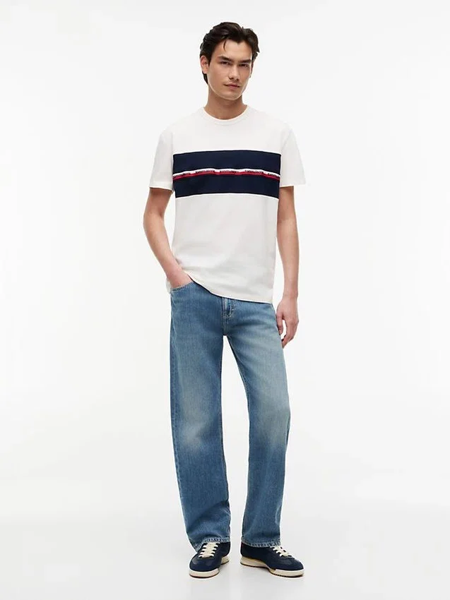 Camiseta Tommy Jeans con cinta con el logotipo característico Camiseta Tommy Jeans con cinta con el logotipo característico