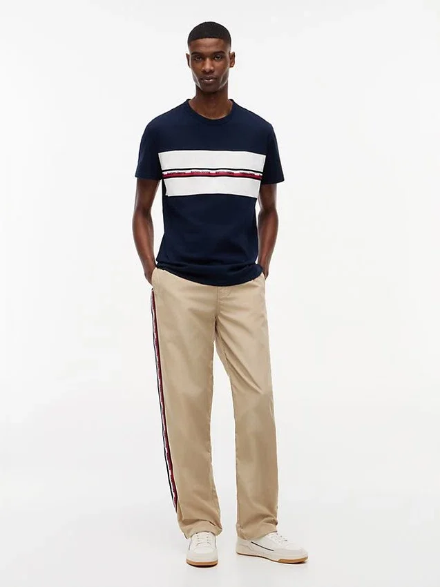 Camiseta Tommy Jeans con cinta con el logotipo característico Camiseta Tommy Jeans con cinta con el logotipo característico