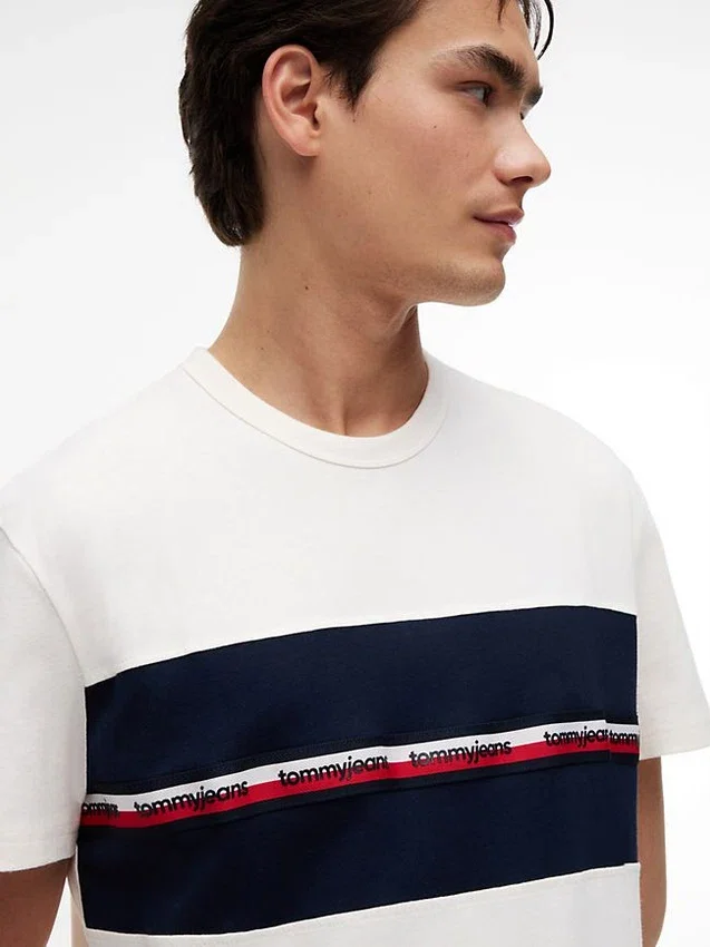 Camiseta Tommy Jeans con cinta con el logotipo característico Camiseta Tommy Jeans con cinta con el logotipo característico