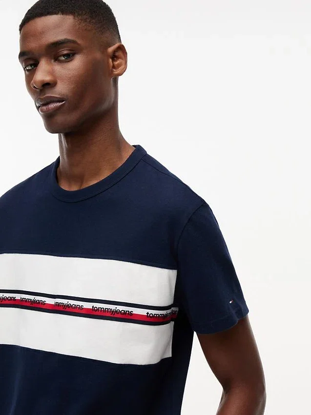 Camiseta Tommy Jeans con cinta con el logotipo característico Camiseta Tommy Jeans con cinta con el logotipo característico