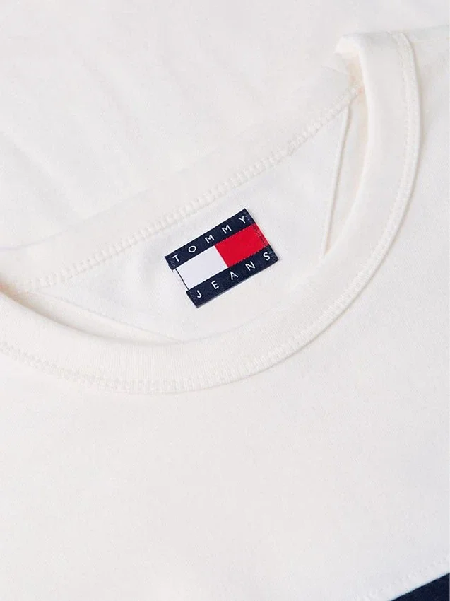 Camiseta Tommy Jeans con cinta con el logotipo característico Camiseta Tommy Jeans con cinta con el logotipo característico