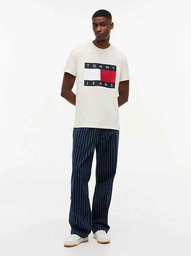 Camiseta Tommy Jeans con gran logotipo de bandera Camiseta Tommy Jeans con gran logotipo de bandera