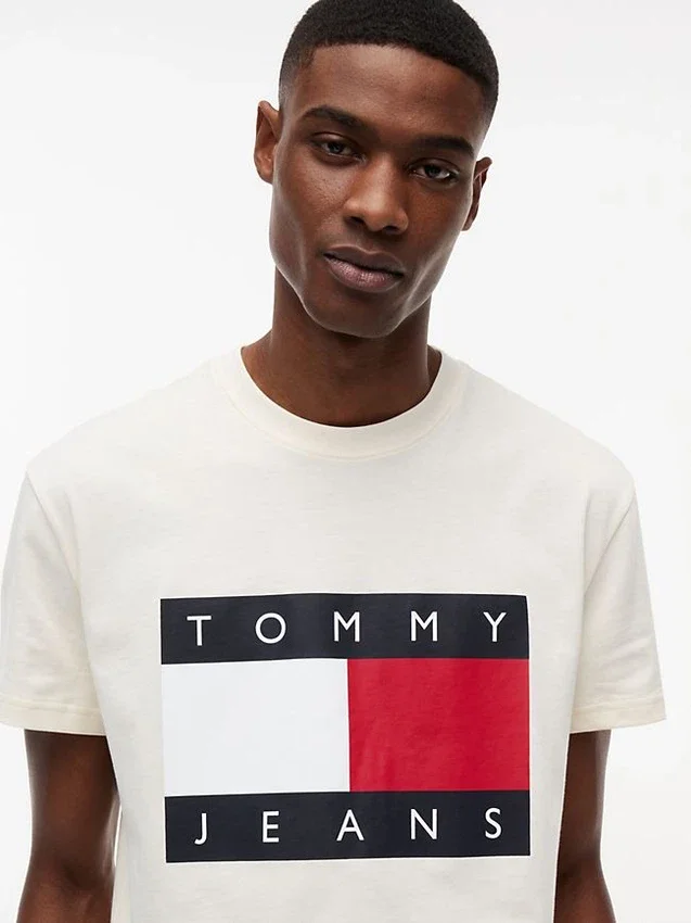 Camiseta Tommy Jeans con gran logotipo de bandera Camiseta Tommy Jeans con gran logotipo de bandera