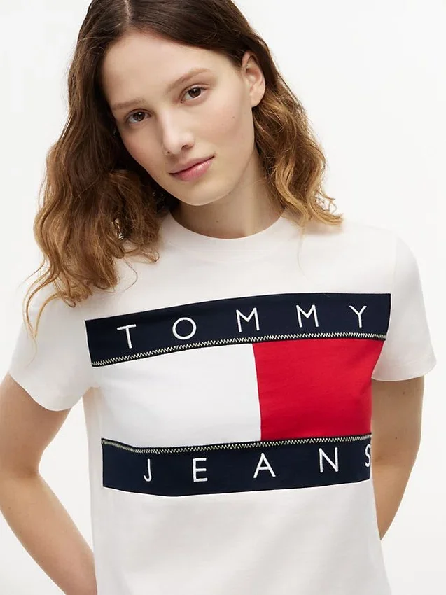 Camiseta Tommy Jeans con gran logotipo de bandera Camiseta Tommy Jeans con gran logotipo de bandera