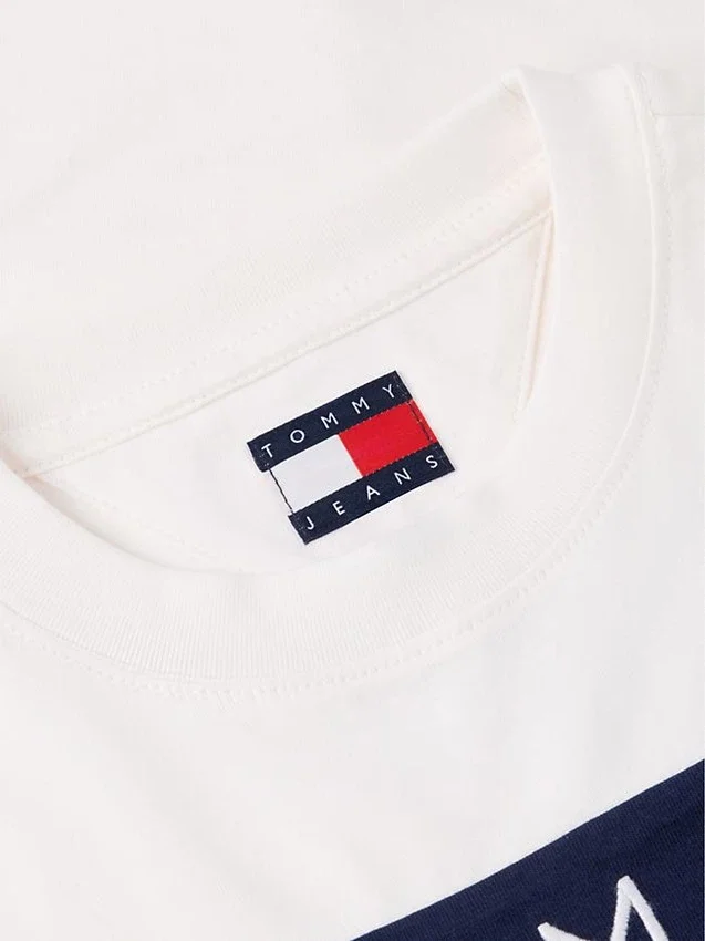 Camiseta Tommy Jeans con gran logotipo de bandera Camiseta Tommy Jeans con gran logotipo de bandera