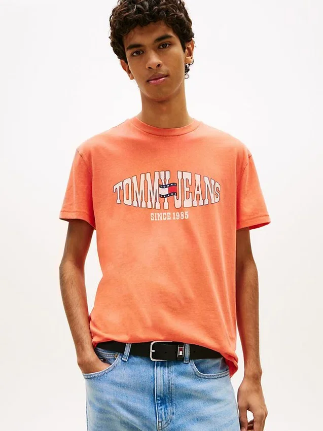 Camiseta Tommy Jeans con logotipo de bandera ondulada Camiseta Tommy Jeans con logotipo de bandera ondulada