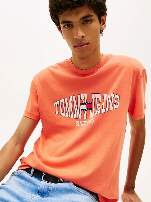 Camiseta Tommy Jeans con logotipo de bandera ondulada Camiseta Tommy Jeans con logotipo de bandera ondulada