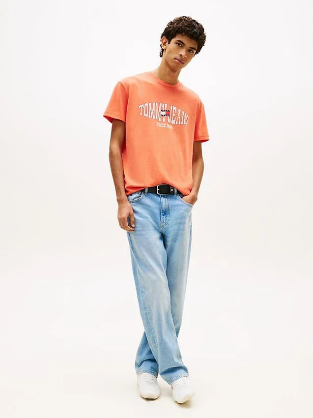 Camiseta Tommy Jeans con logotipo de bandera ondulada Camiseta Tommy Jeans con logotipo de bandera ondulada