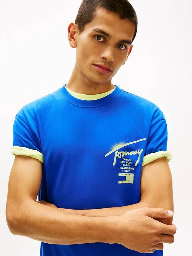 Camiseta Tommy Jeans con logotipo pintado con spray Camiseta Tommy Jeans con logotipo pintado con spray