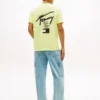 Camiseta Tommy Jeans con logotipo pintado con spray Camiseta Tommy Jeans con logotipo pintado con spray