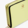 Cartera con cremallera y logotipo monograma