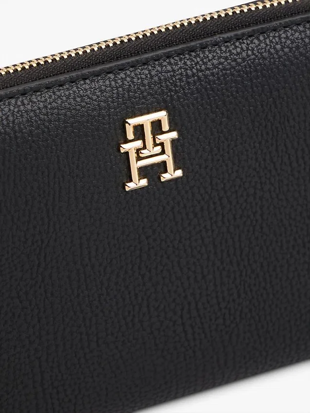 Cartera con cremallera y monograma Cartera con cremallera y monograma