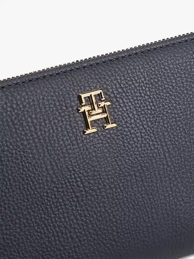Cartera con cremallera y monograma Cartera con cremallera y monograma