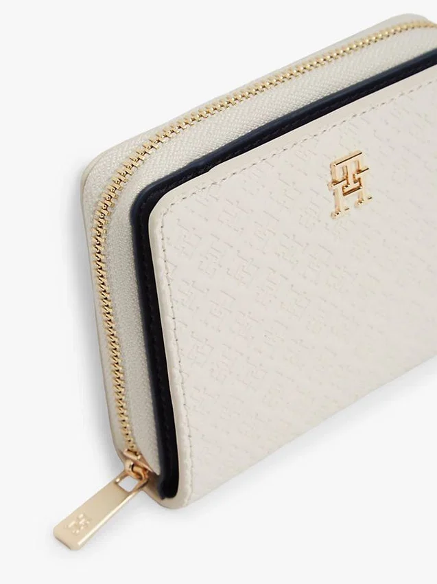 Cartera con cremallera y monograma integral Cartera con cremallera y monograma integral