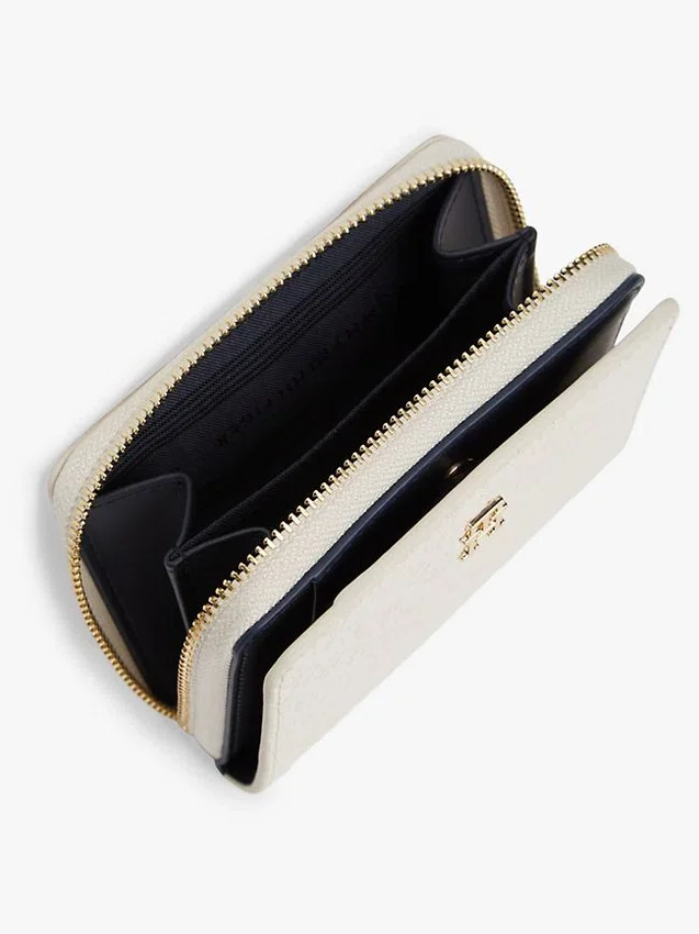 Cartera con cremallera y monograma integral Cartera con cremallera y monograma integral
