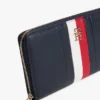 Cartera con cremallera y rayas distintivas Cartera con cremallera y rayas distintivas