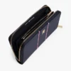 Cartera con cremallera y rayas distintivas Cartera con cremallera y rayas distintivas