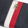 Cartera con cremallera y rayas distintivas Cartera con cremallera y rayas distintivas