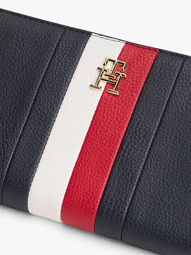 Cartera con cremallera y rayas distintivas Cartera con cremallera y rayas distintivas