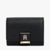 Cartera de tres pliegues con relieve granulado y cierre con monograma Cartera de tres pliegues con relieve granulado y cierre con monograma